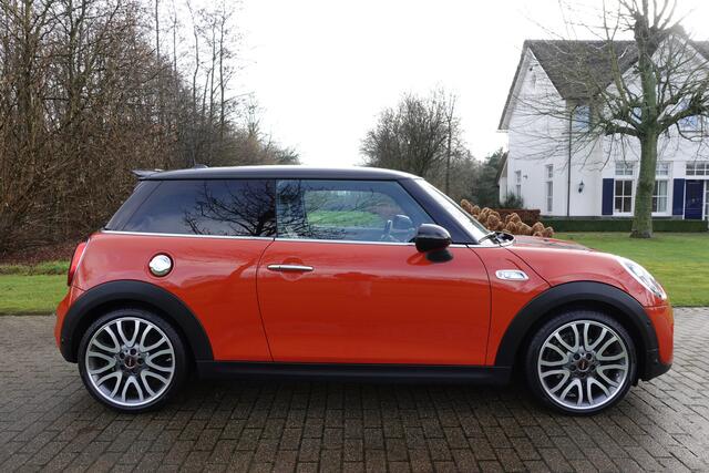 Mini COOPER S Mini 2.0 Chili | John Cooper Works Edition | NL Auto | LED | Stoelverwarming | Camera | Sfeerverlichting | Keyless |