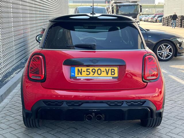 Mini COOPER S Mini 2.0 John Cooper Works / Pano / Stoelverwarming / Camera / Parkeer sensoren V+A / Adapt cruise / Head-up /