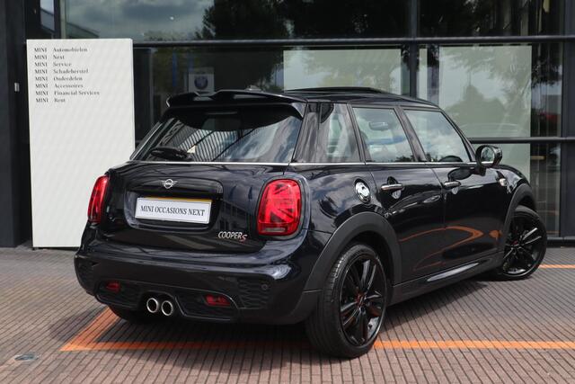 Mini COOPER S 5-deurs | Hammersmith Edition | JCW-Pakket | Glazen Panoramadak | YOURS Leder | 17" LM | Comfort Access