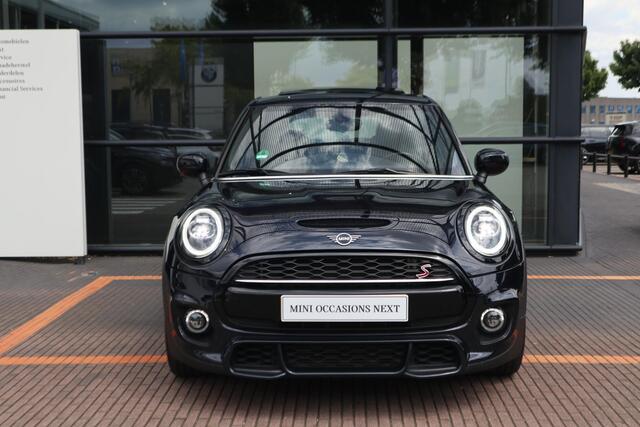 Mini COOPER S 5-deurs | Hammersmith Edition | JCW-Pakket | Glazen Panoramadak | YOURS Leder | 17" LM | Comfort Access