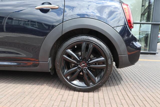 Mini COOPER S 5-deurs | Hammersmith Edition | JCW-Pakket | Glazen Panoramadak | YOURS Leder | 17" LM | Comfort Access