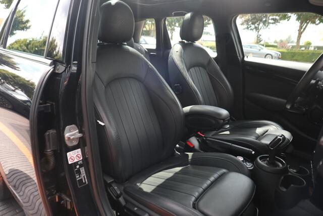 Mini COOPER S 5-deurs | Hammersmith Edition | JCW-Pakket | Glazen Panoramadak | YOURS Leder | 17" LM | Comfort Access