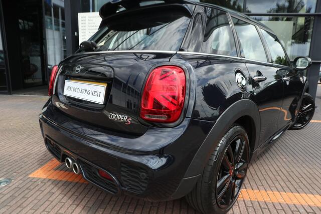 Mini COOPER S 5-deurs | Hammersmith Edition | JCW-Pakket | Glazen Panoramadak | YOURS Leder | 17" LM | Comfort Access