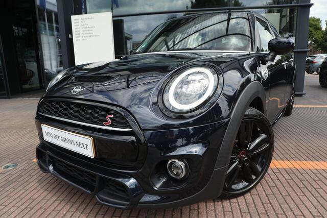 Mini COOPER S 5-deurs | Hammersmith Edition | JCW-Pakket | Glazen Panoramadak | YOURS Leder | 17" LM | Comfort Access