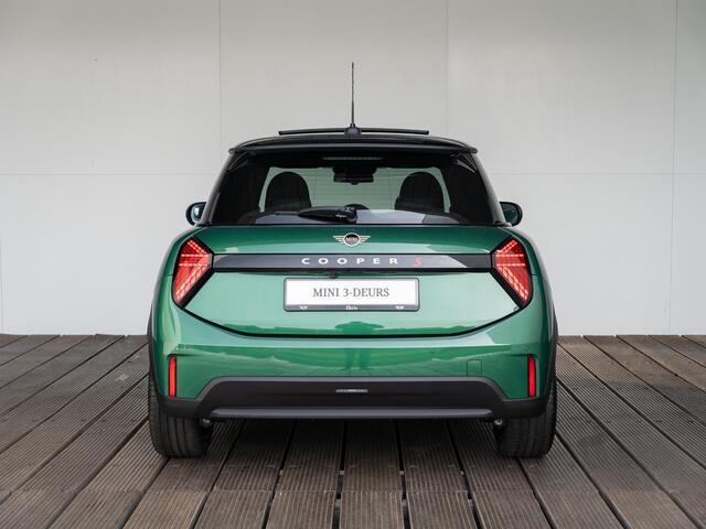 Mini COOPER S Favoured Trim | Pakket XL | Harman Kardon | Comfort Access | Panoramadak | Head-Up Display | Driving Assistant Plus