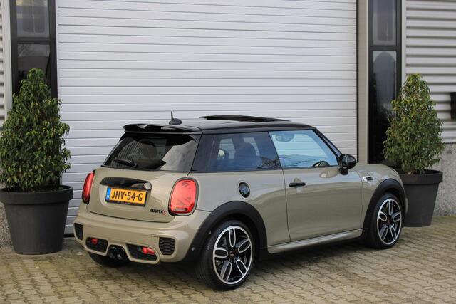 Mini COOPER S Mini 2.0 Chili JCW | Unieke Uitvoering | Pano | ACC | Camera | Stoelverwarming | Union Jack | Chester Malt Brown | Emerald Grey | John Cooper Works 192 PK