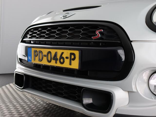Mini COOPER S Mini 2.0 Chili Serious Business (NL-Auto / Pano / H&K / HUD / Navi / Cruise)
