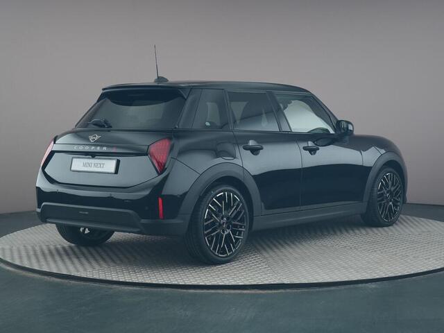 Mini COOPER S 5-deurs 2.0 Favoured M SEAF | Panoramadak | Comfort access | Harman Kardon |