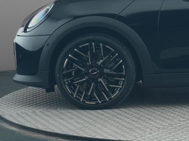 Mini COOPER S 5-deurs 2.0 Favoured M SEAF | Panoramadak | Comfort access | Harman Kardon |