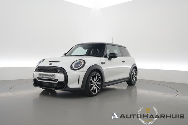 Mini COOPER S 3-Deurs 2.0 Classic | Rijklaar! | Dig. Cockpit | Stoelverw. | Camera+PDC | Sfeerverl. | Piano Black ext. | Cruise | NAV+CarPlay | Climate | Keyless | LED | 17'' V