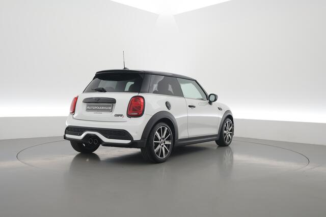 Mini COOPER S 3-Deurs 2.0 Classic | Rijklaar! | Dig. Cockpit | Stoelverw. | Camera+PDC | Sfeerverl. | Piano Black ext. | Cruise | NAV+CarPlay | Climate | Keyless | LED | 17'' V