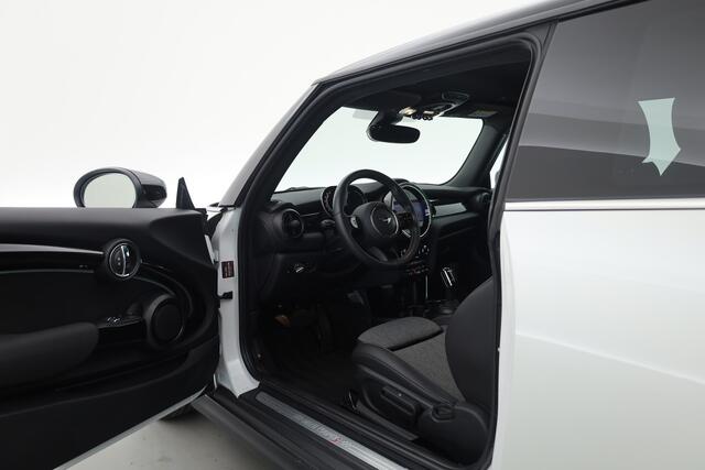 Mini COOPER S 3-Deurs 2.0 Classic | Rijklaar! | Dig. Cockpit | Stoelverw. | Camera+PDC | Sfeerverl. | Piano Black ext. | Cruise | NAV+CarPlay | Climate | Keyless | LED | 17'' V