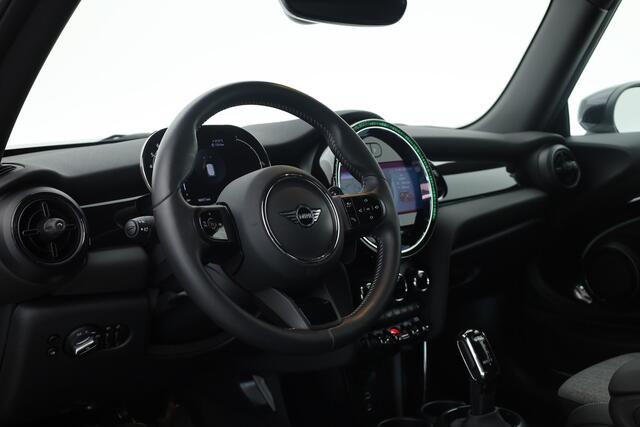 Mini COOPER S 3-Deurs 2.0 Classic | Rijklaar! | Dig. Cockpit | Stoelverw. | Camera+PDC | Sfeerverl. | Piano Black ext. | Cruise | NAV+CarPlay | Climate | Keyless | LED | 17'' V