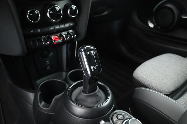 Mini COOPER S 3-Deurs 2.0 Classic | Rijklaar! | Dig. Cockpit | Stoelverw. | Camera+PDC | Sfeerverl. | Piano Black ext. | Cruise | NAV+CarPlay | Climate | Keyless | LED | 17'' V