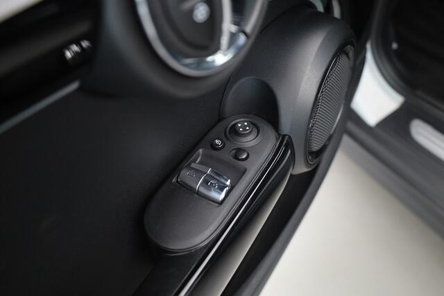 Mini COOPER S 3-Deurs 2.0 Classic | Rijklaar! | Dig. Cockpit | Stoelverw. | Camera+PDC | Sfeerverl. | Piano Black ext. | Cruise | NAV+CarPlay | Climate | Keyless | LED | 17'' V