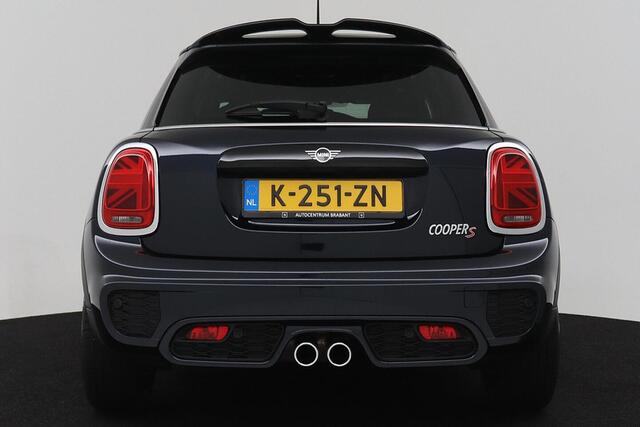 Mini COOPER S 2.0 Chili JCW Pakket (PANORAMADAK, DEALER ONDERHOUDEN, HEAD-UP, CARPLAY, NAVIGATIE, STOELV