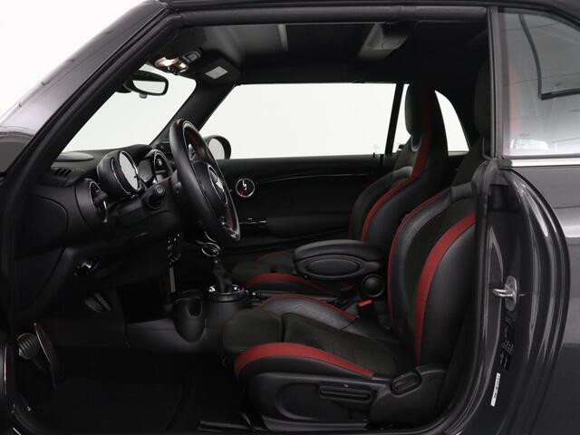Mini COOPER S Cabrio 2.0 Chili Serious Business | Leder/alcantara | Harman/Kardon | Stoelverwarming | Head-up | Navigatie | Bluetooth | Sfeerverlichting | Park assist