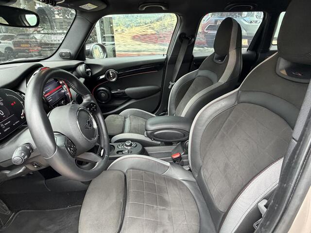 Mini COOPER S 5-Deurs 2.0 John Cooper Works Automaat 178PK | Panoramadak | HUD | Camera