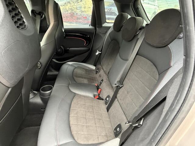 Mini COOPER S 5-Deurs 2.0 John Cooper Works Automaat 178PK | Panoramadak | HUD | Camera