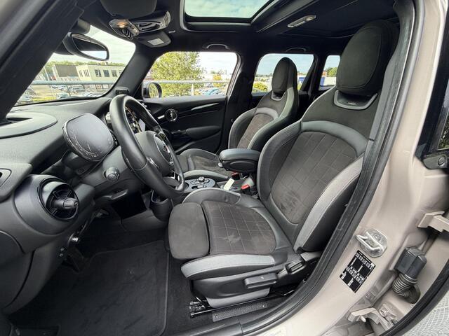 Mini COOPER S 5-Deurs 2.0 John Cooper Works Automaat 178PK | Panoramadak | HUD | Camera | Navigatie | Adaptieve Cruise Control | Stoelverwarming