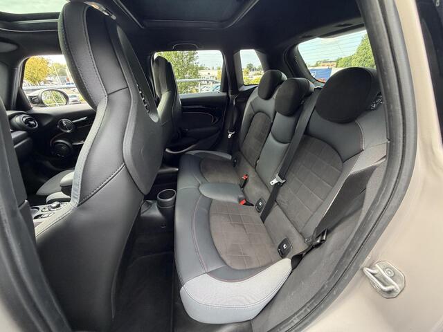 Mini COOPER S 5-Deurs 2.0 John Cooper Works Automaat 178PK | Panoramadak | HUD | Camera | Navigatie | Adaptieve Cruise Control | Stoelverwarming