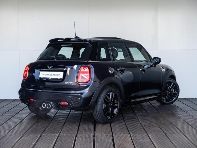 Mini COOPER S 5-deurs | John Cooper Works Uitvoering | 17" LM Track Spoke zwart | Glazen panoramadak | Piano Black Exterieur Accenten | Comfort Access – foto 2
