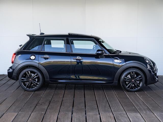 Mini COOPER S 5-deurs | John Cooper Works Uitvoering | 17" LM Track Spoke zwart | Glazen panoramadak | Piano Black Exterieur Accenten | Comfort Access – foto 4