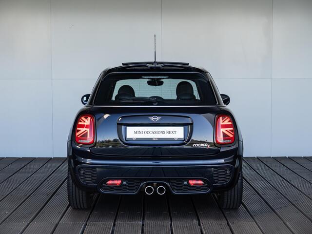 Mini COOPER S 5-deurs | John Cooper Works Uitvoering | 17" LM Track Spoke zwart | Glazen panoramadak | Piano Black Exterieur Accenten | Comfort Access – foto 5