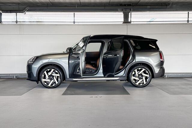 Mini COUNTRYMAN Electric E Favoured 66.5 kWh | Pakket L | Dak en spiegelkappen in Jetblack