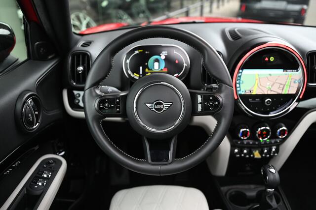 Mini COUNTRYMAN Cooper S E ALL4 Classic Automaat / Panoramadak / Achteruitrijcamera / Stoelverwarming / LED / Harman Kardon / Active Cruise Control / Comfort Access