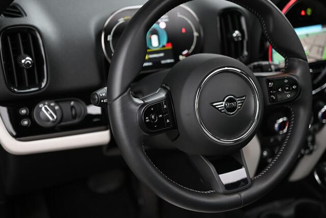 Mini COUNTRYMAN Cooper S E ALL4 Classic Automaat / Panoramadak / Achteruitrijcamera / Stoelverwarming / LED / Harman Kardon / Active Cruise Control / Comfort Access