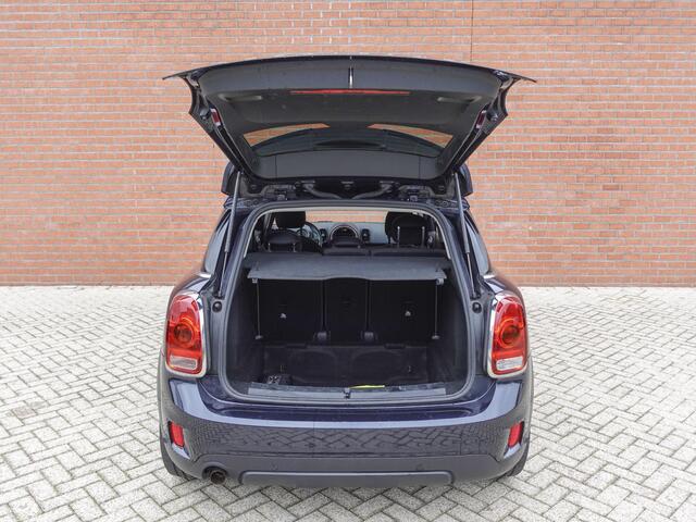 Mini COUNTRYMAN 1.5 One Pepper Mini Navigatie Parkeersensoren achter Cruise Control Airco 17" Lichtmetalen Velgen Dakrails