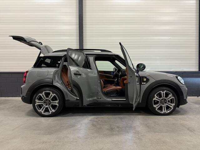 Mini COUNTRYMAN 2.0 Cooper SE ALL4 Yours CHESTER-MALT BROWN LEER/MOONWALK-GREY/PANO/HEAD-UP/VIRTUAL/KEYLESS/CAMERA/CARPLAY/19"/BLACK-OPTIC/PRIVACY/UNION-FLAG A.LICHTEN/ABSOLUTE NIEUWSTAAT