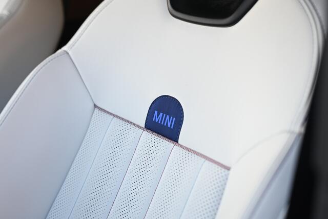 Mini COUNTRYMAN E / Favoured Trim / Pakket M / 20" Windmill Spoke 2-tone