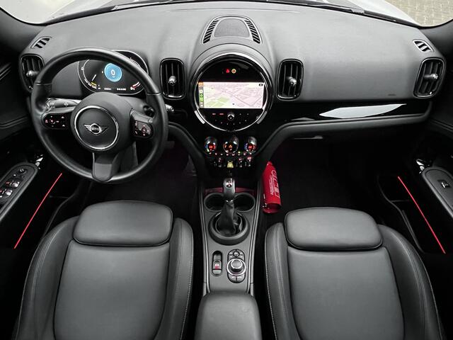 Mini COUNTRYMAN Cooper S E ALL4 AT / Plug-In / EAER 52 km / Leder / Navigatie / Elektrische klep / Elektrische stoelen / Adaptieve CC / Apple Carplay Android / Camera / 17" LM wielen met All Season banden /