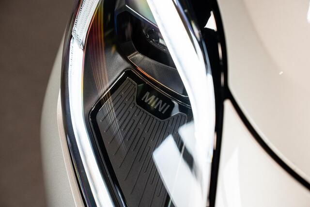 Mini COUNTRYMAN Mini 1.5 C Favoured M *Panorama / Head-up Display / Keyless Entry / Apple Carplay / LED-verlichting*