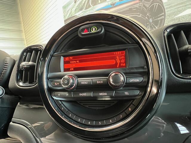 Mini COUNTRYMAN Mini 1.5 Cooper Chili Turbo 136 PK / Airco / 17" LM Velgen / Park Sensors / Privacy Glas / Roofrails / Trekhaak / Hoge Instap!