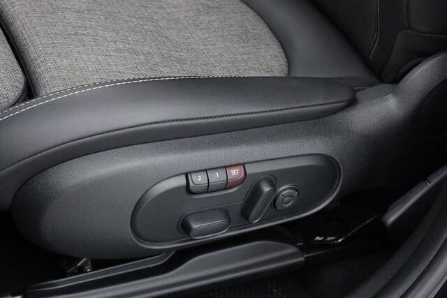 Mini COUNTRYMAN Mini Cooper S E ALL4 John Cooper Works | S/K-dak | Memory | HUD | Harman/Kardon | Stoelverw. | Camera+PDC | LED | Nav+CarPlay | V