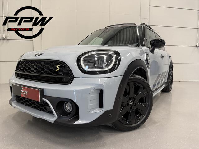 Mini COUNTRYMAN 2.0 Cooper SE ALL4 Untamed PANO/H&K/HEAD-UP/CAMERA/18"BLACK/MEMORY/SFEER/UNION-FLAG A.LICHTEN/UNIEKE AUTO, ALLE EXTERIEUR ACCENTEN BLACK ALL BLACK INCL. BELTLINE EN VELGEN BLACK/MOMENTUM-GREY