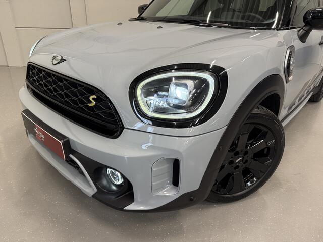 Mini COUNTRYMAN 2.0 Cooper SE ALL4 Untamed PANO/H&K/HEAD-UP/CAMERA/18"BLACK/MEMORY/SFEER/UNION-FLAG A.LICHTEN/UNIEKE AUTO, ALLE EXTERIEUR ACCENTEN BLACK ALL BLACK INCL. BELTLINE EN VELGEN BLACK/MOMENTUM-GREY
