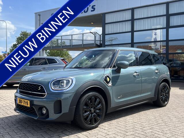 Mini COUNTRYMAN Mini Cooper SE 220 pk ALL4 PHEV Sportstoelen Carplay Stoelverwarming Zwarte Velgen Led Koplampen Union Jack Achterlichten Parkeersensoren achter Sage Green Metallic Plug In Hybride LCI Facelift Super nette staat !
