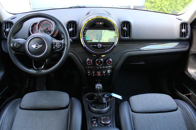 Mini COUNTRYMAN Mini 1.5 Cooper Chili | Incl. 12 maanden Garantie | Stoelverwarming | Keyless entry/start | Parkeersensoren V+A | Cruise controle | Navigatie | Climate controle | Harman/Kardon Audiosysteem | Bluetooth | Draadloze telefoonlader | Trekhaak | Origineel NL A
