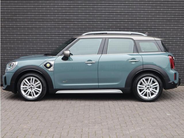 Mini COUNTRYMAN Cooper S E ALL4 Classic Automaat / Panoramadak / Stuurwielverwarming / Harman Kardon / LED / MINI Navigatiesysteem / 17 Inch / Sportstoelen / Trekhaak / Lichtpakket