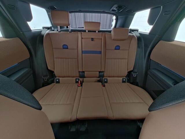 Mini COUNTRYMAN 1.5 C Favoured 156 pk | Pakket M | Panoramadak | Stoelverwarming | Comfort Access |