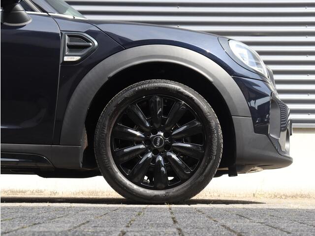 Mini COUNTRYMAN Cooper | Chili + Camera + Comfort Access + LED Koplampen + Getint Glas + Smartphone Integratie + Verwarmde Voorruit + 18" Pin Spoke zwart