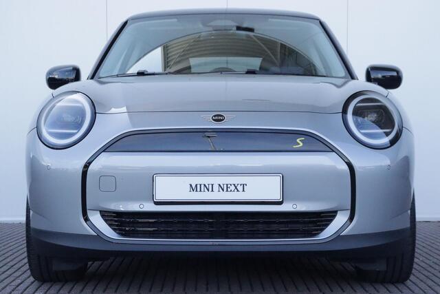 Mini Electric 3-deurs Cooper SE Classic + Pakket M / Navi / Clima / Comfort Access / Pano Dak / PDC / Achteruitrijcamera / Head-Up / 18 inch /