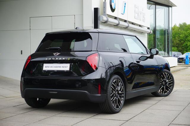 Mini Electric 3-deurs Cooper SE Favoured Pakket M / Panoramadak / 18" LMV / Head-Up Display / Achteruitrijcamera
