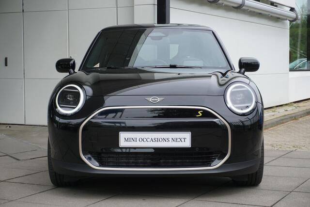 Mini Electric 3-deurs Cooper SE Favoured Pakket M / Panoramadak / 18" LMV / Head-Up Display / Achteruitrijcamera