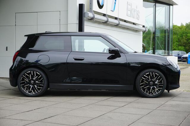 Mini Electric 3-deurs Cooper SE Favoured Pakket M / Panoramadak / 18" LMV / Head-Up Display / Achteruitrijcamera