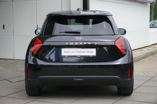 Mini Electric 3-deurs Cooper SE Favoured Pakket M / Panoramadak / 18" LMV / Head-Up Display / Achteruitrijcamera